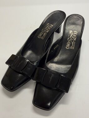 Salvatore Ferragamo Black Patent Leather Vara Bow Mules - Size 8.5 2A Narrow